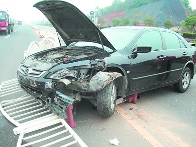 SUV路口不减速撞翻大货车：直接解体一地零部件