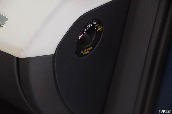 货车失控致车辆被撞报废 车主仅轻微擦伤：感谢领克保命