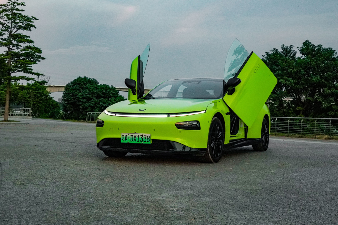 小鹏P7+车主智驾撞上路边违停三轮车：定损花了2.4万元