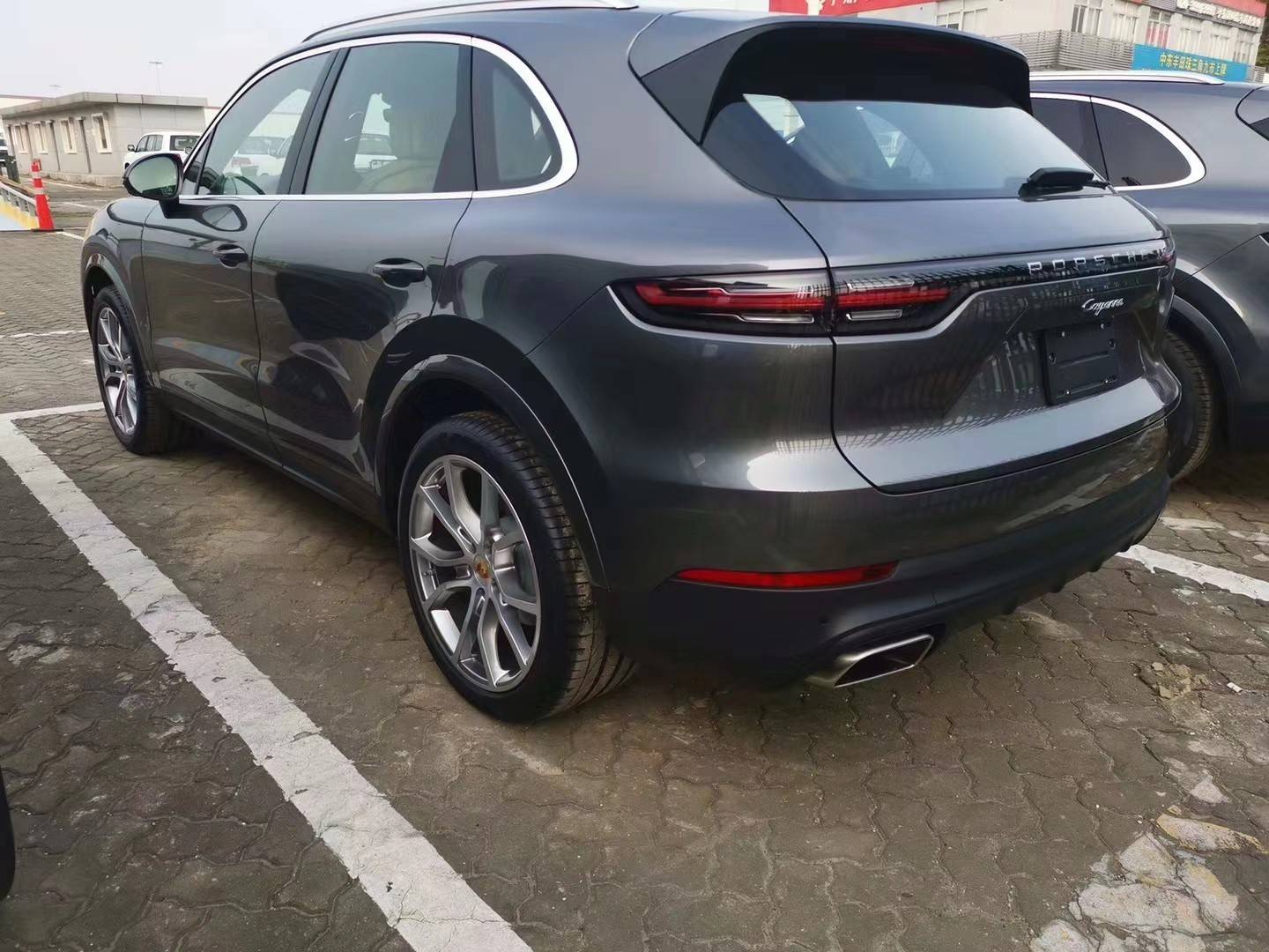 百万卡宴借给朋友 肇事逃逸后保险拒赔！车主索赔20万贬值损失