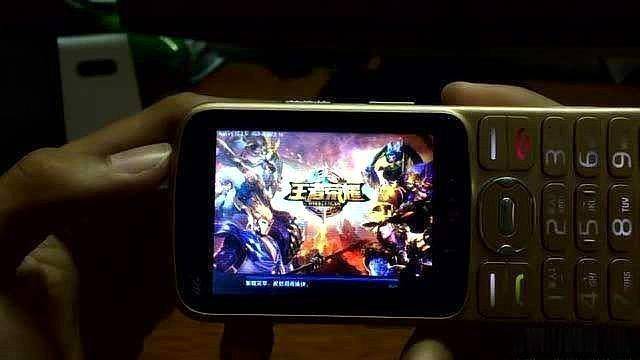 王者对王者 无灯路口两货车互不相让：一个丢脸、一个崴脚