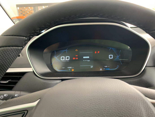 配备液晶仪表盘+中控大屏 车门把手造型有特色 宝骏享境内饰谍照