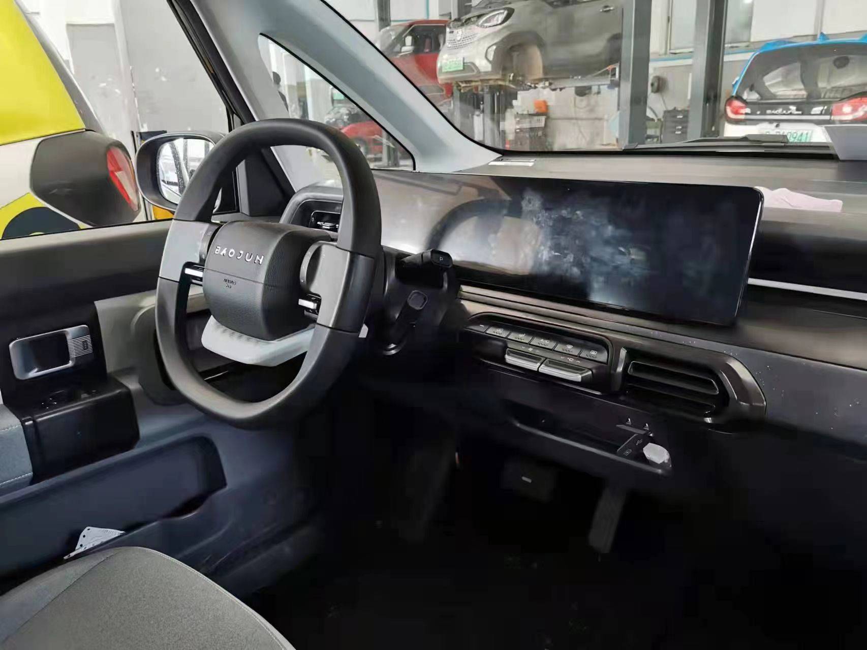 配备液晶仪表盘+中控大屏 车门把手造型有特色 宝骏享境内饰谍照