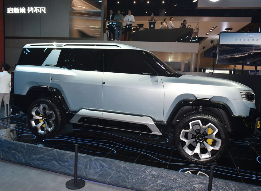 方程豹豹8高速遭遇重大事故致报废：乘客仅擦伤