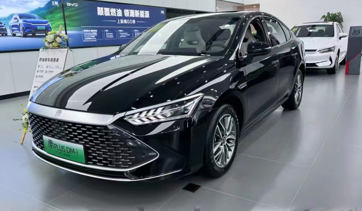 新款比亚迪秦PLUS DM-i到店 入门款看着不怂 或售8.98万元起？