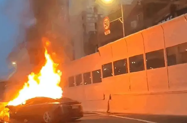 特斯拉夜间高速撞车：整车自燃起火 还伴有爆炸声