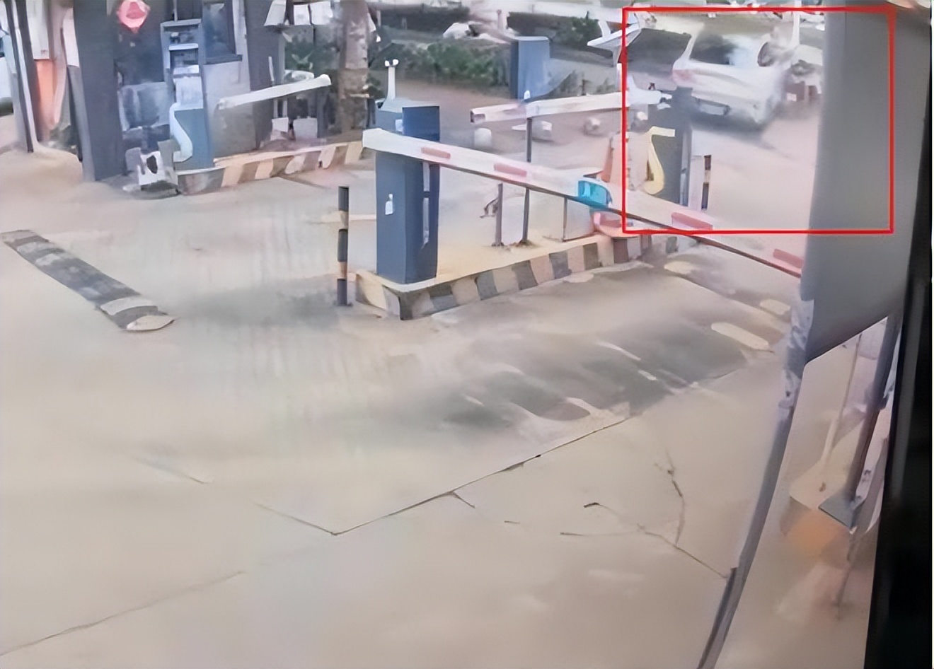 路面不平致小米SU7翻下路边严重受损：车内人没事