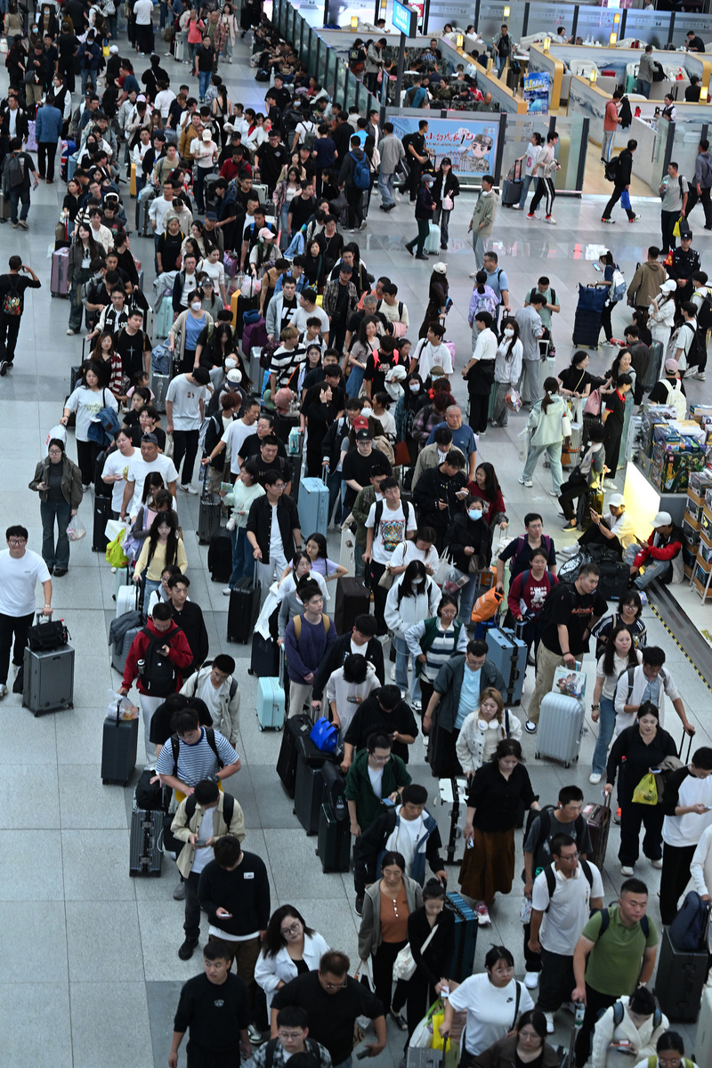 旅客称返程高峰无法上车 车站：很多人买短乘长致火车超员
