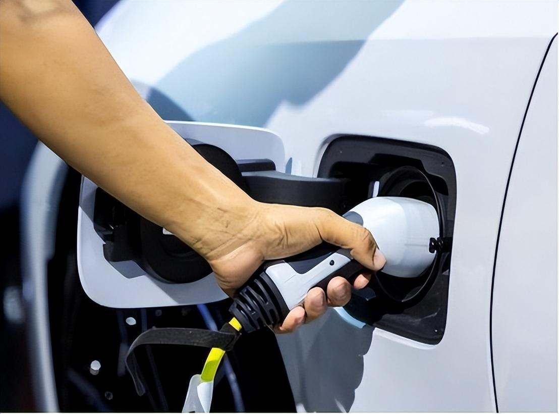 固态电池步入快车道，距离量产还有多远？