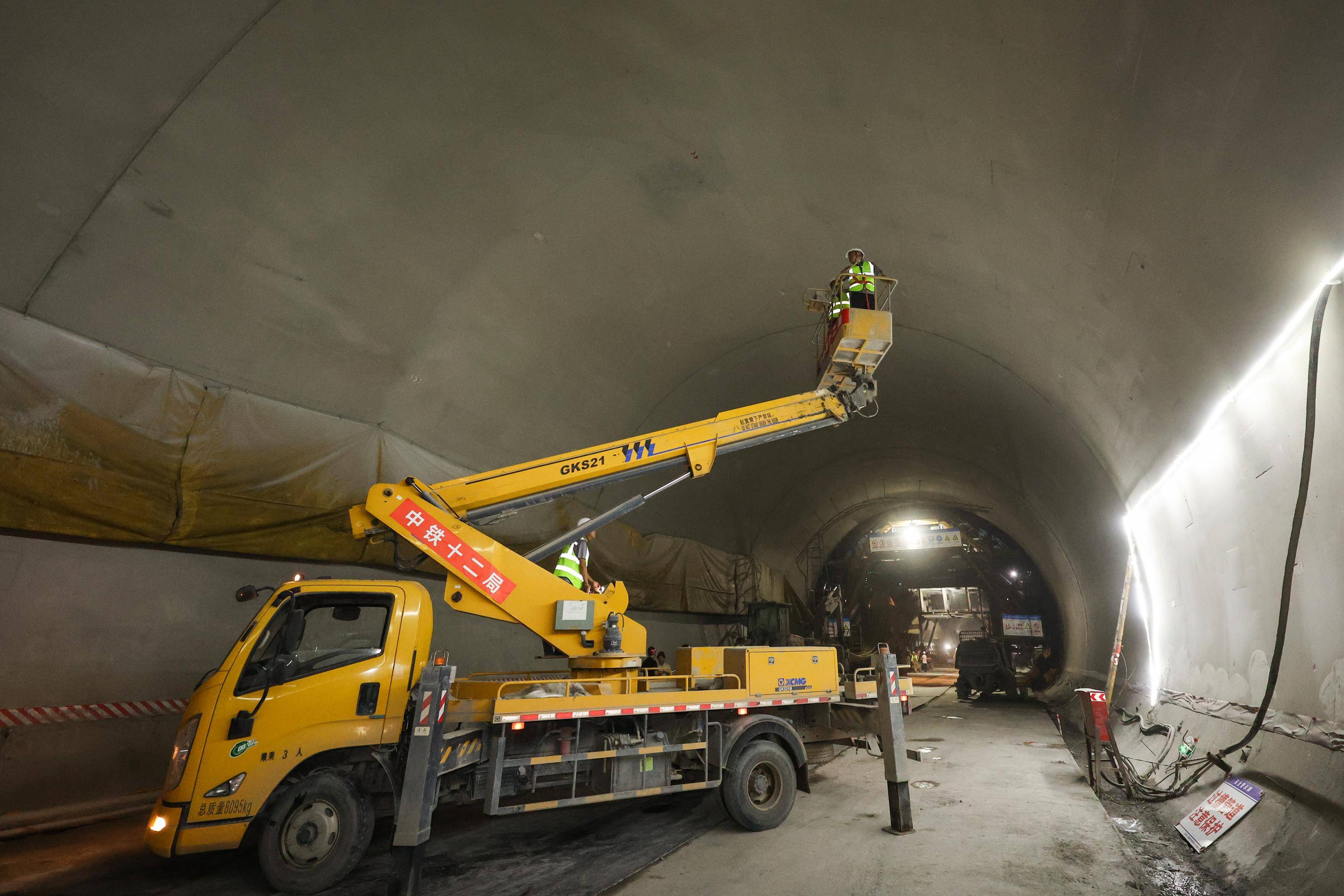 西延高铁打通万米隧道：时速350公里 西安至延安仅1小时