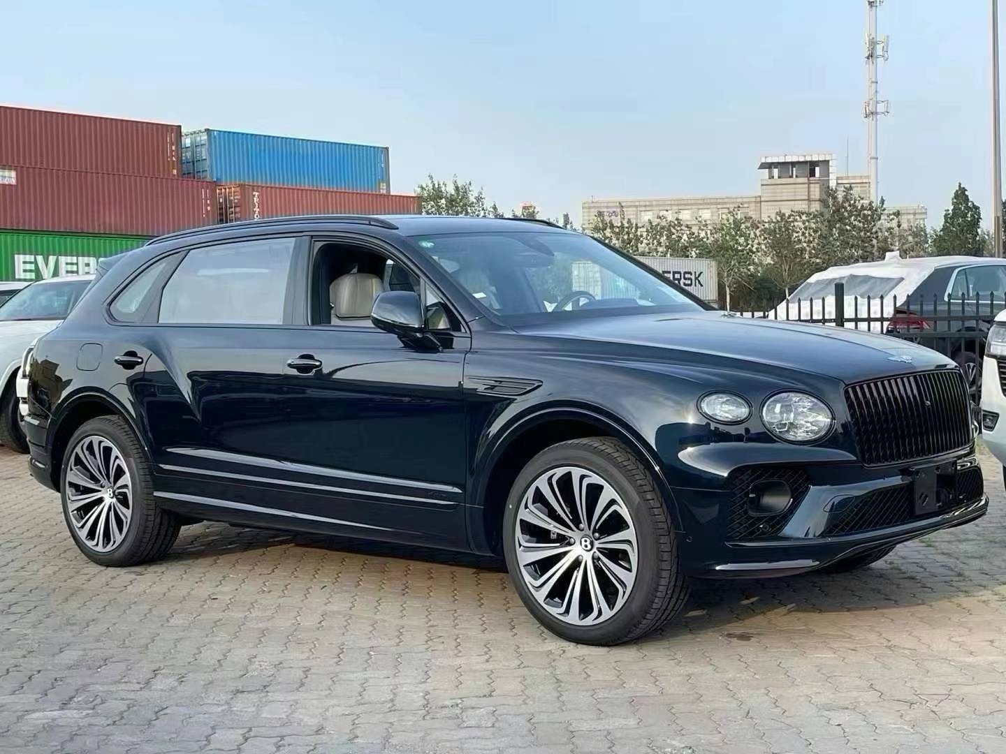 2024款宾利添越性能出众高端SUV劲促全国