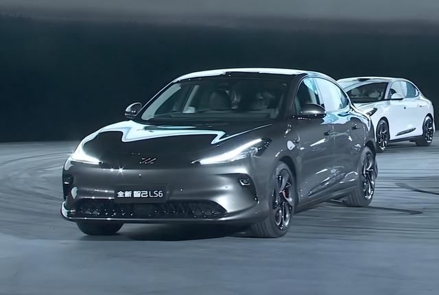 智己LS6赛道狂飙中刹车失效 高速冲出赛道撞墙