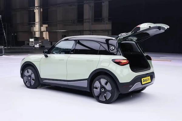 Smart精灵电动车地库起火：一旁路虎车跟着躺枪