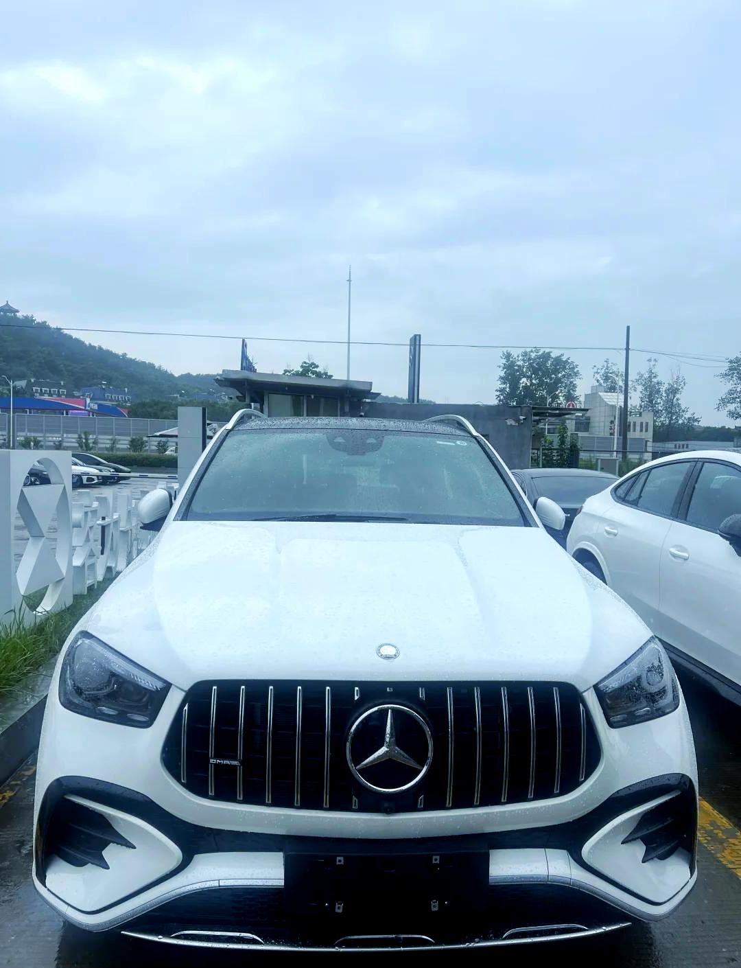 千万网红毒角SHOW的奔驰SUV在美国高速自燃：直接烧报废