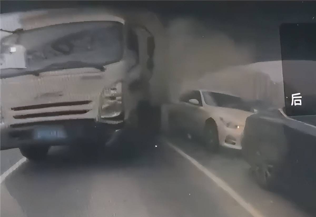 一SUV高架路匝道内急刹掉头逆行 官方通报：罚200记12分