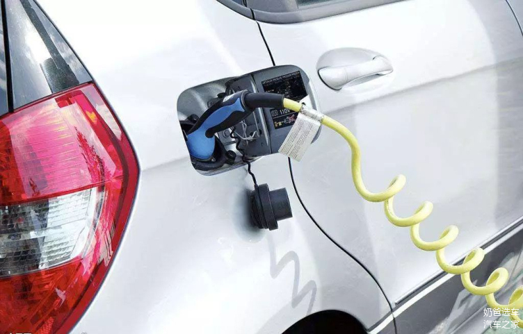 中国石油消费的黄金时代宣告结束！全国将有2万座加油站被淘汰