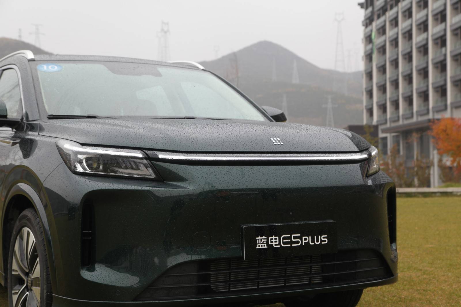 蓝电E5 PLUS 165km长续航先享版上市 限时一口价9.98万元