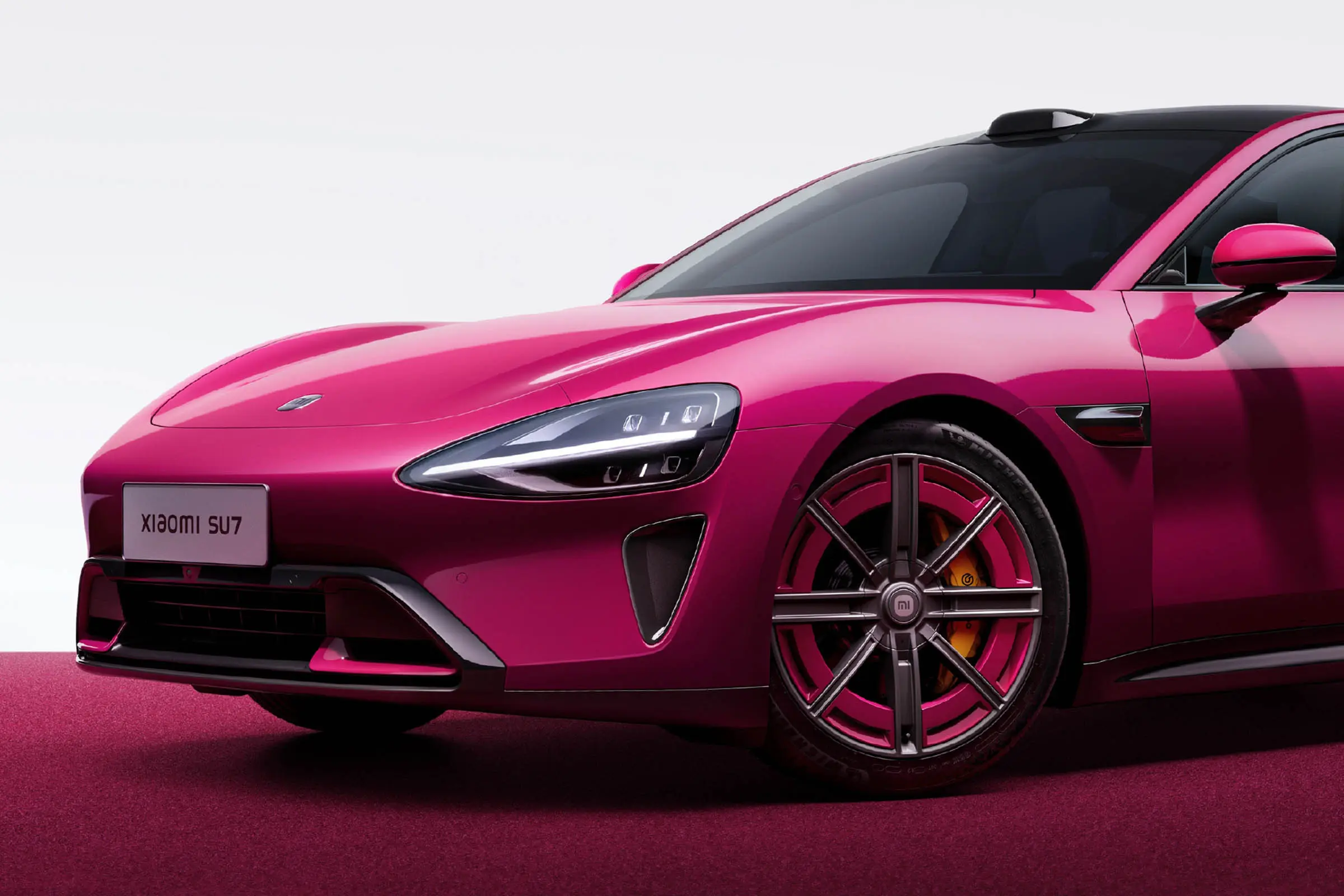 小米SU7雪地受困趴窝 蔚来换电小哥雪中送炭助其脱困