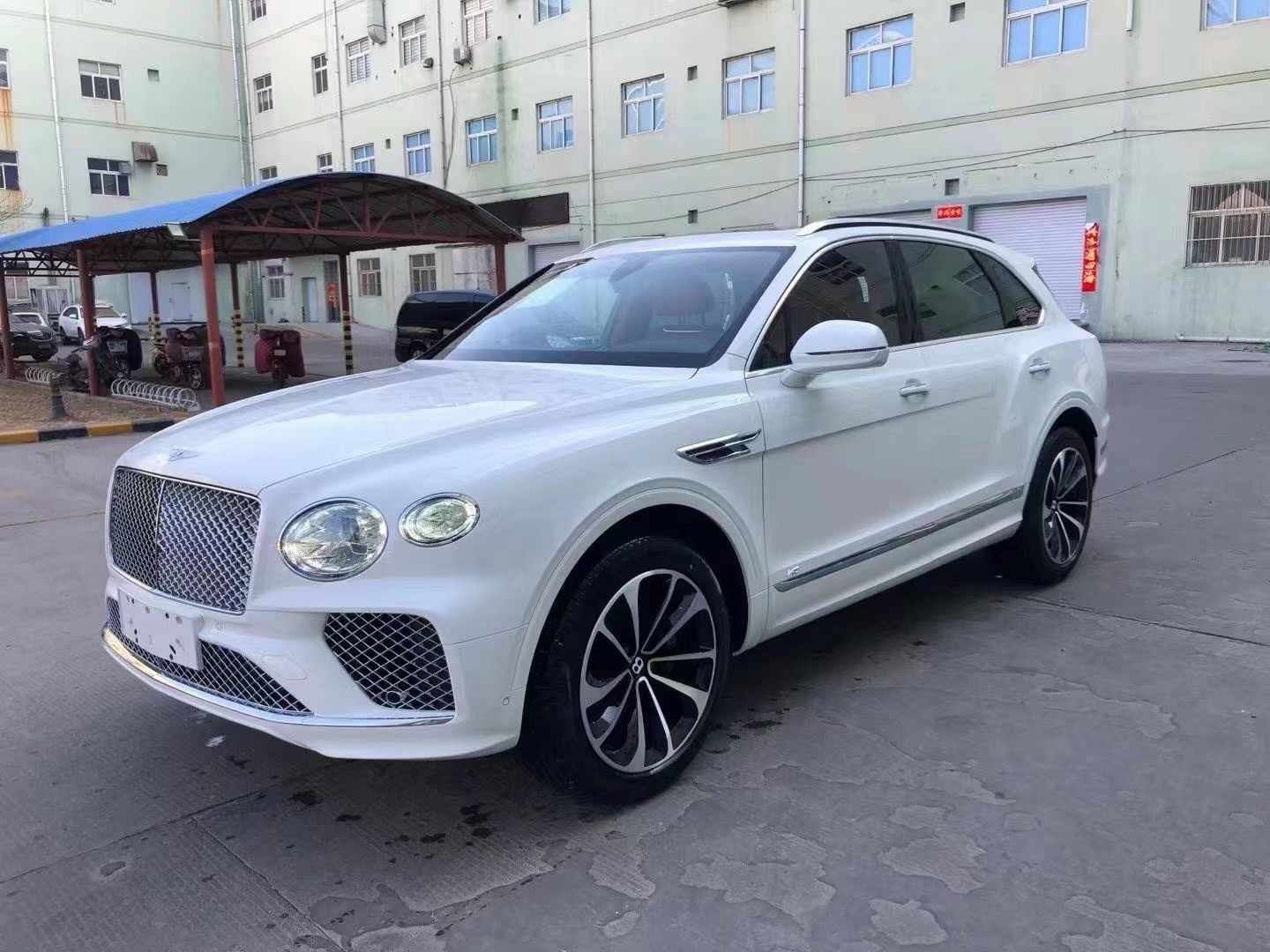 平行进口宾利添越欧版价格最低258万起售 欢迎前来试驾