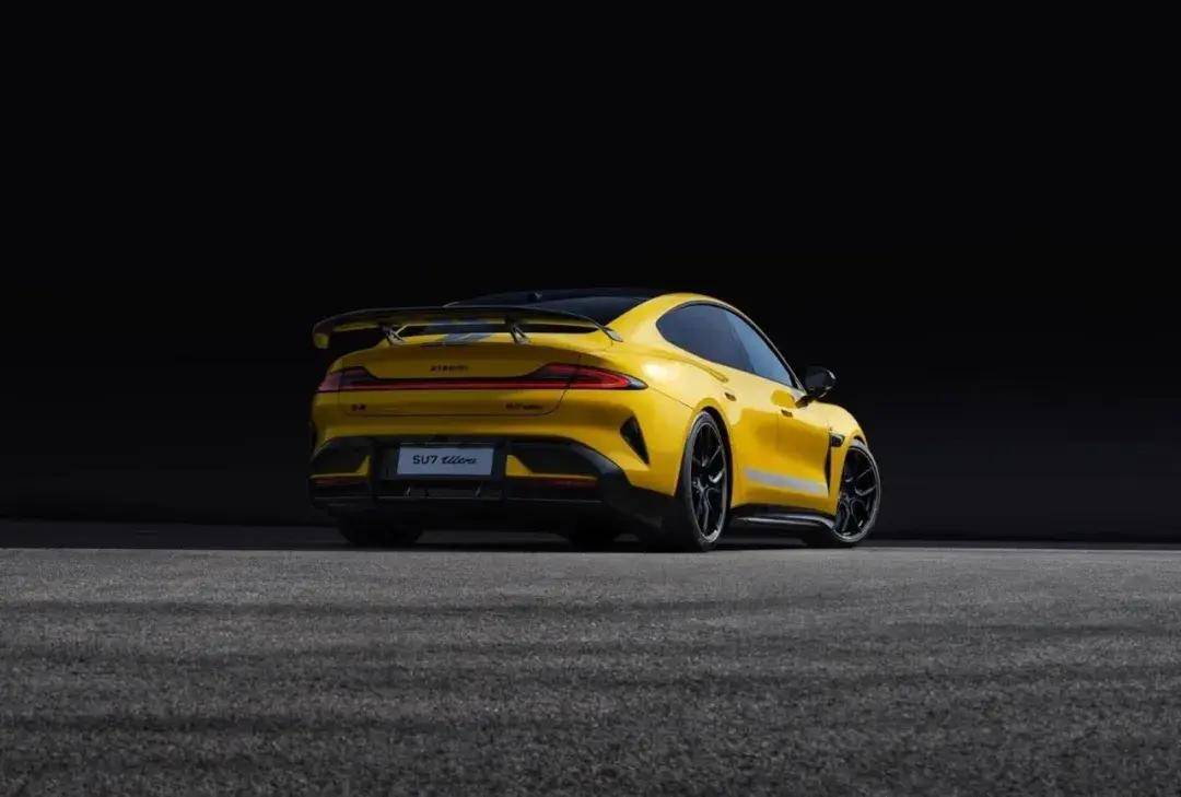 选装价4.2万！小米SU7 Ultra碳纤维双风道前舱盖受损太多没法修