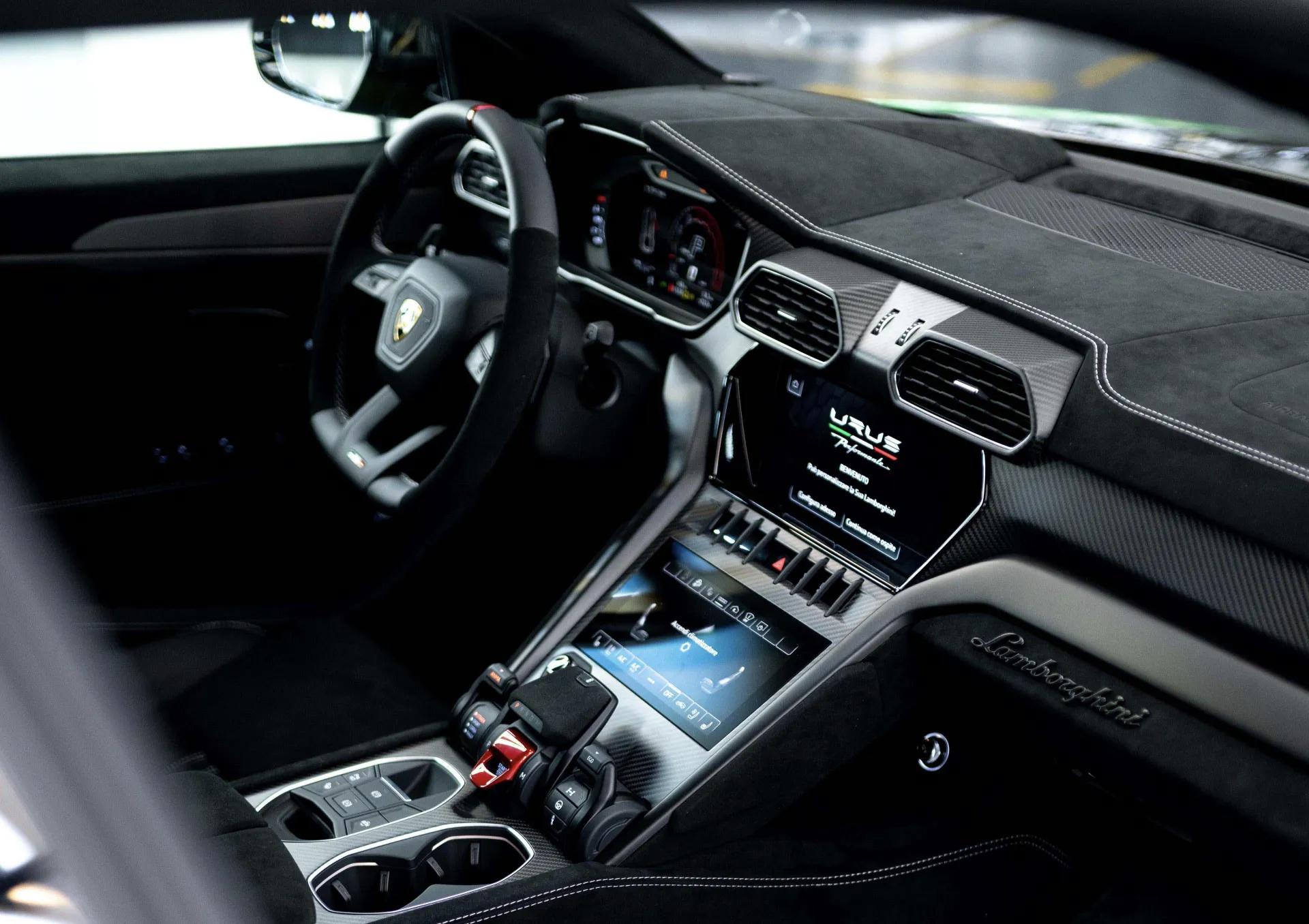 成都兰博基尼Urus限时优惠 购车直降29.7万元