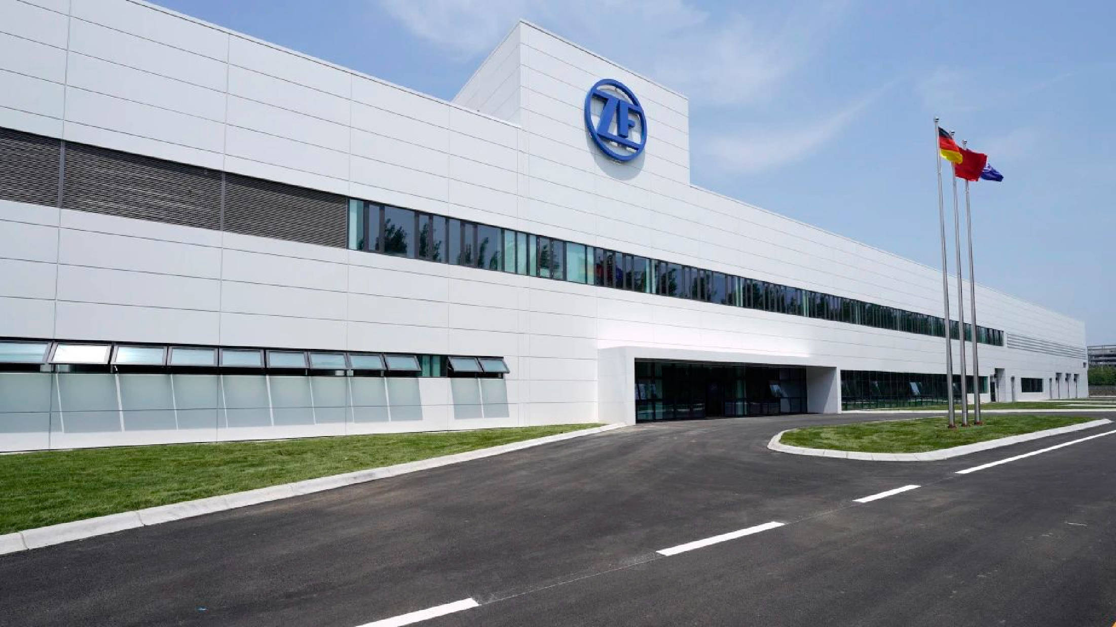 采埃孚2024财年亏损10亿欧元，计划裁员1.4万人应对行业压力