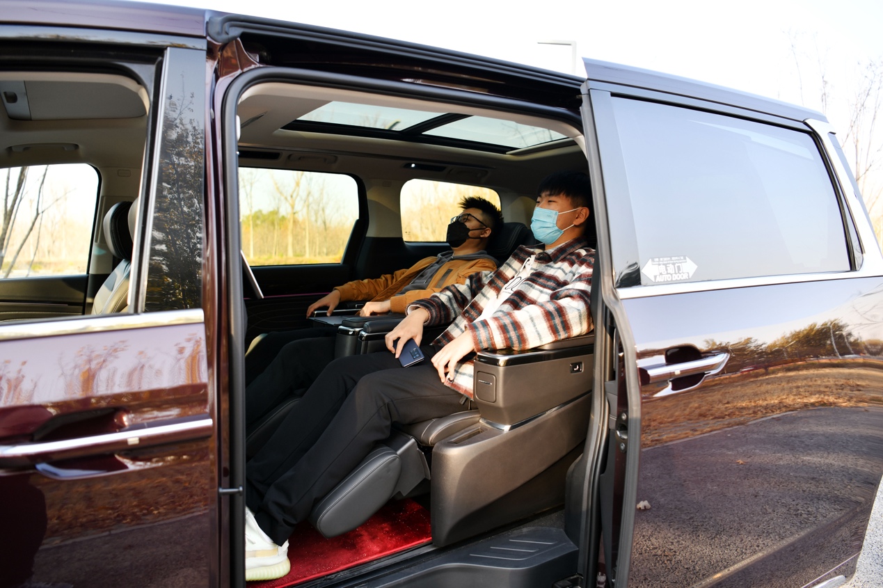 国产大模型“上车”