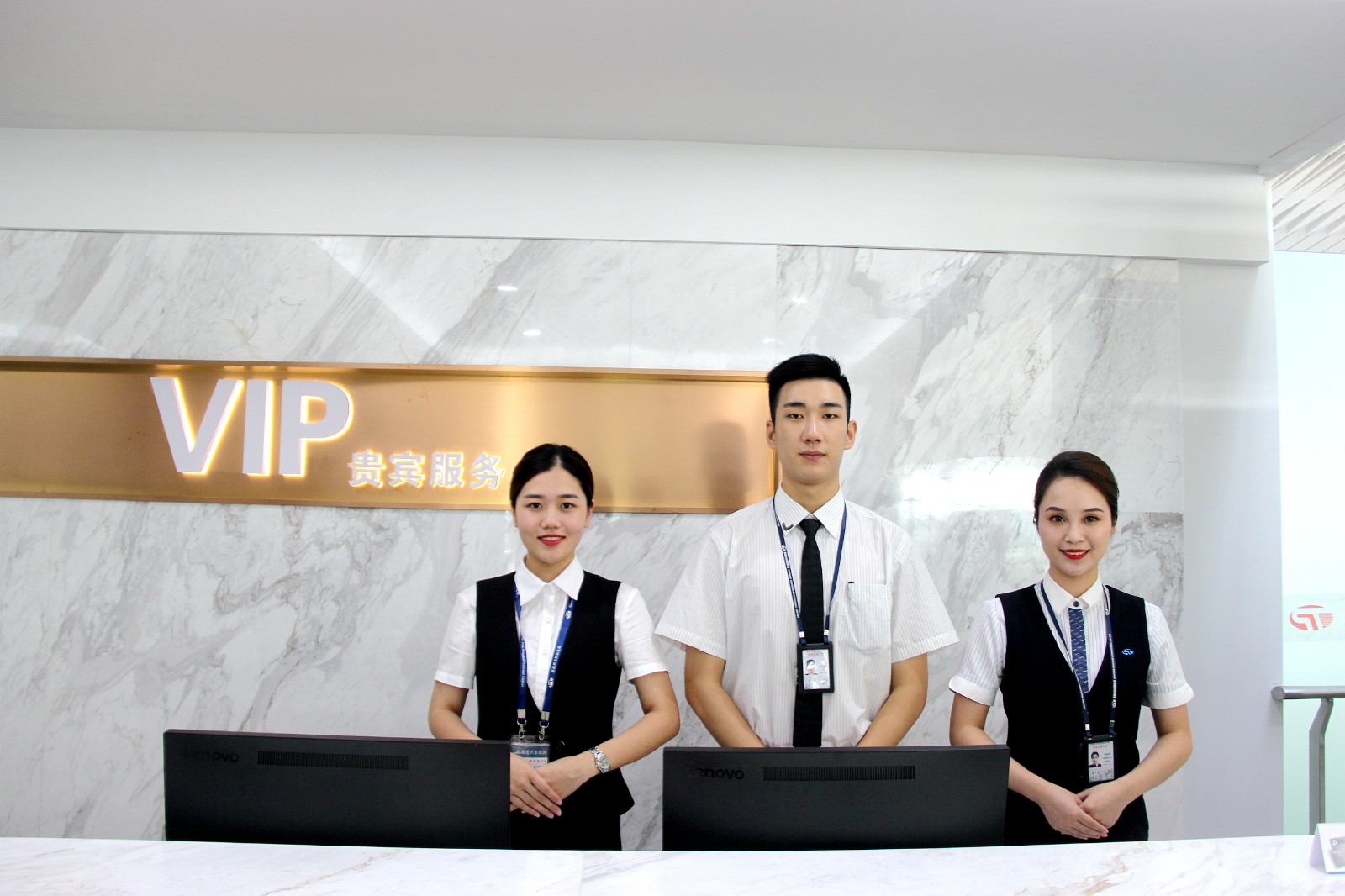 国车红旗礼遇国门，红旗国悦助力首都机场贵宾服务升级