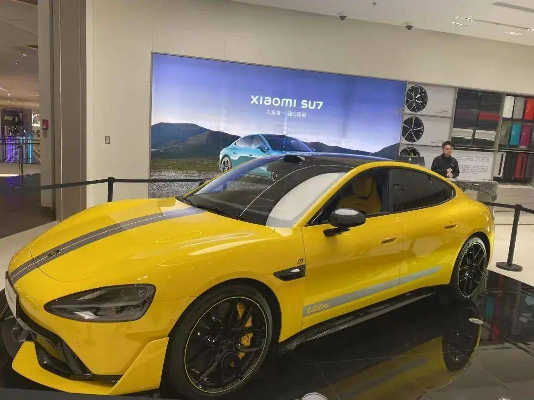 小米SU7 Ultra车主线下聚会：有网友开豪车来参加活动