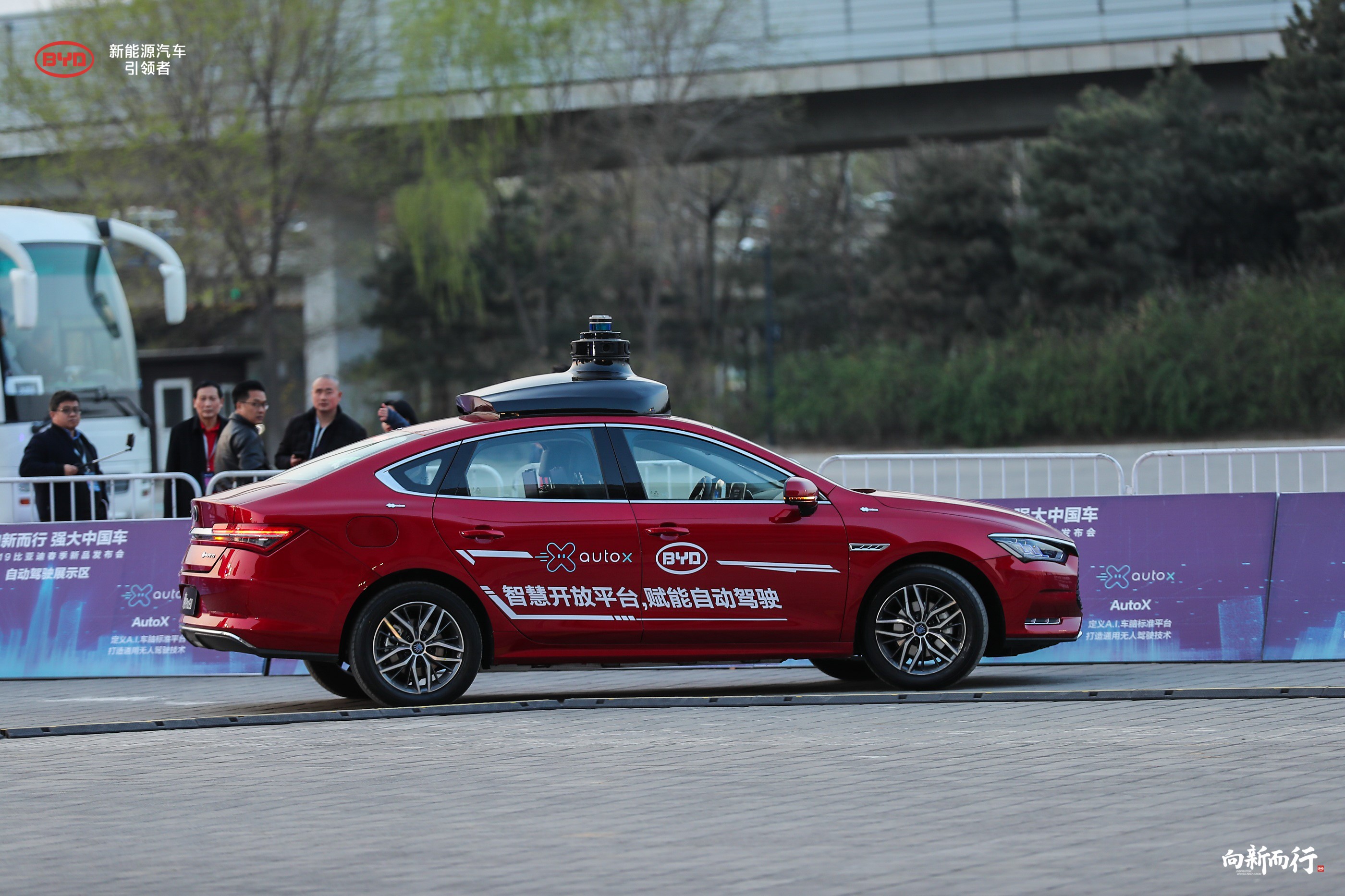 日本大阪世博园自动驾驶大巴车运营：结果方向盘漏出比亚迪车标