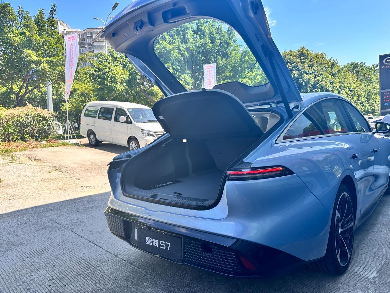 博主吐槽新能源汽车门把手根本找不到 打车感觉自己像土鳖