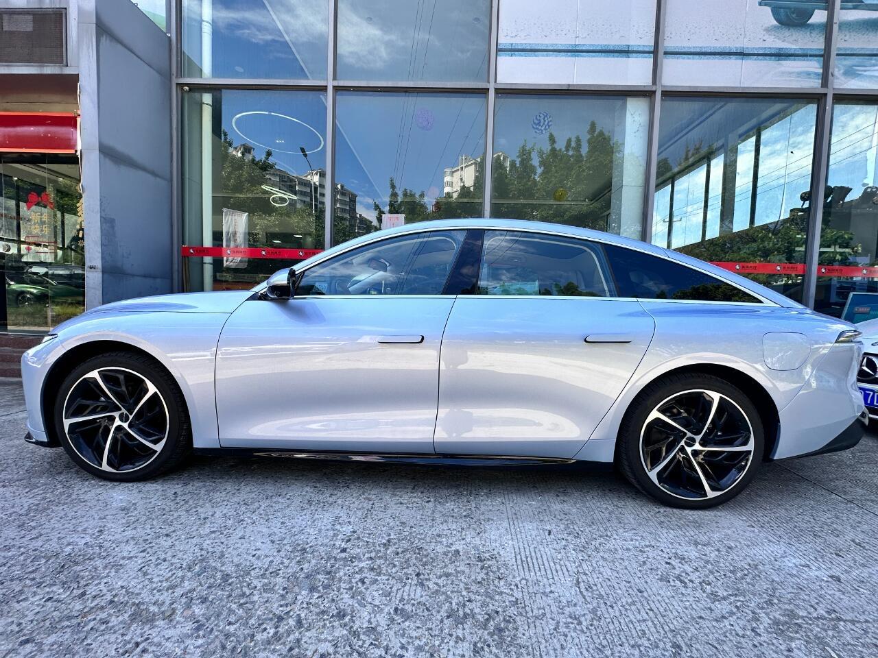 博主吐槽新能源汽车门把手根本找不到 打车感觉自己像土鳖