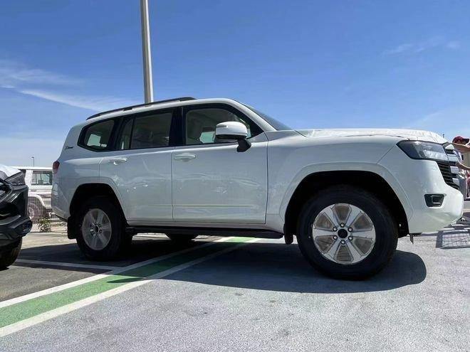 2024款中东版酷路泽LC300硬派越野车售价怎么样