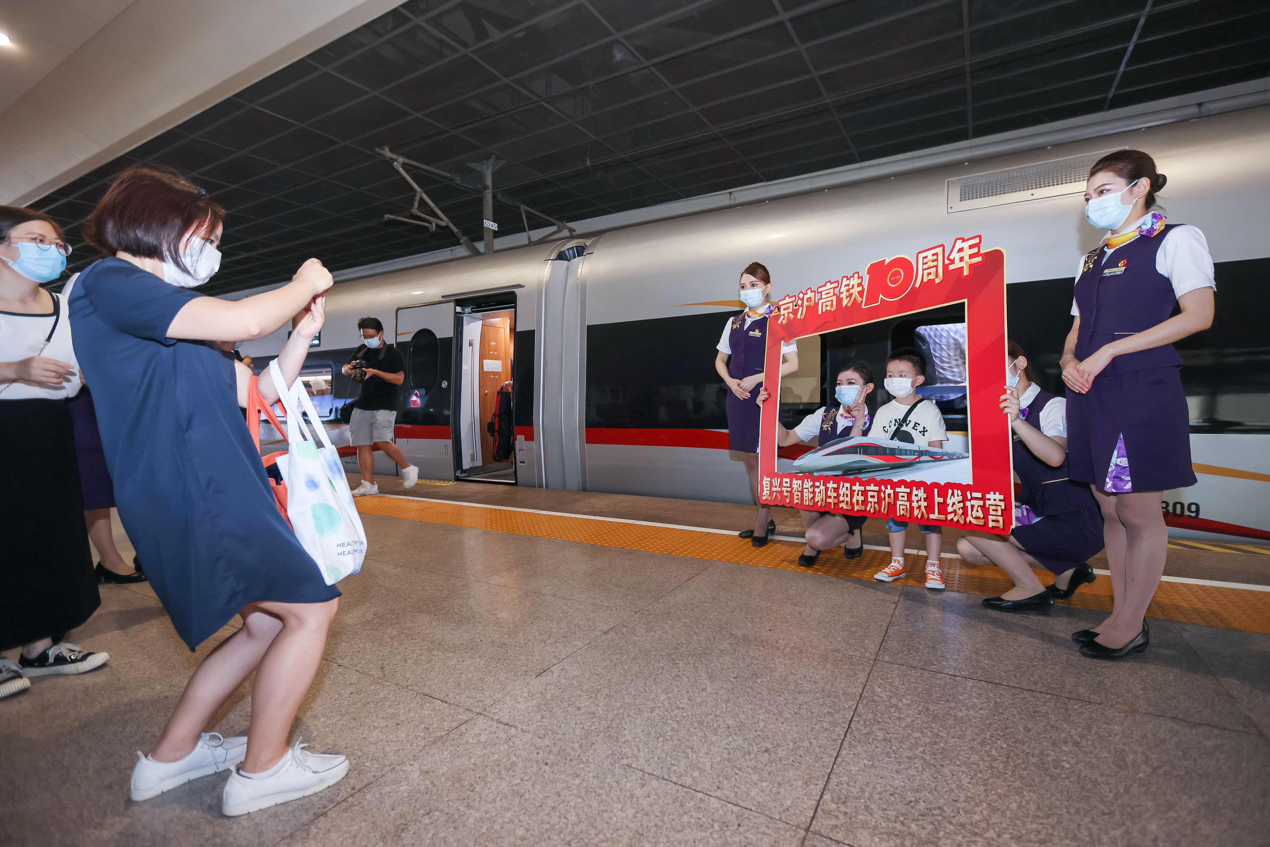 国内新型智能城际动车组下线：首搭智慧车窗技术 窗户可看视频