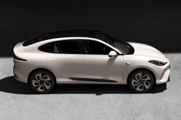 长腿小姐姐当模特！新款智己L6实车图曝光