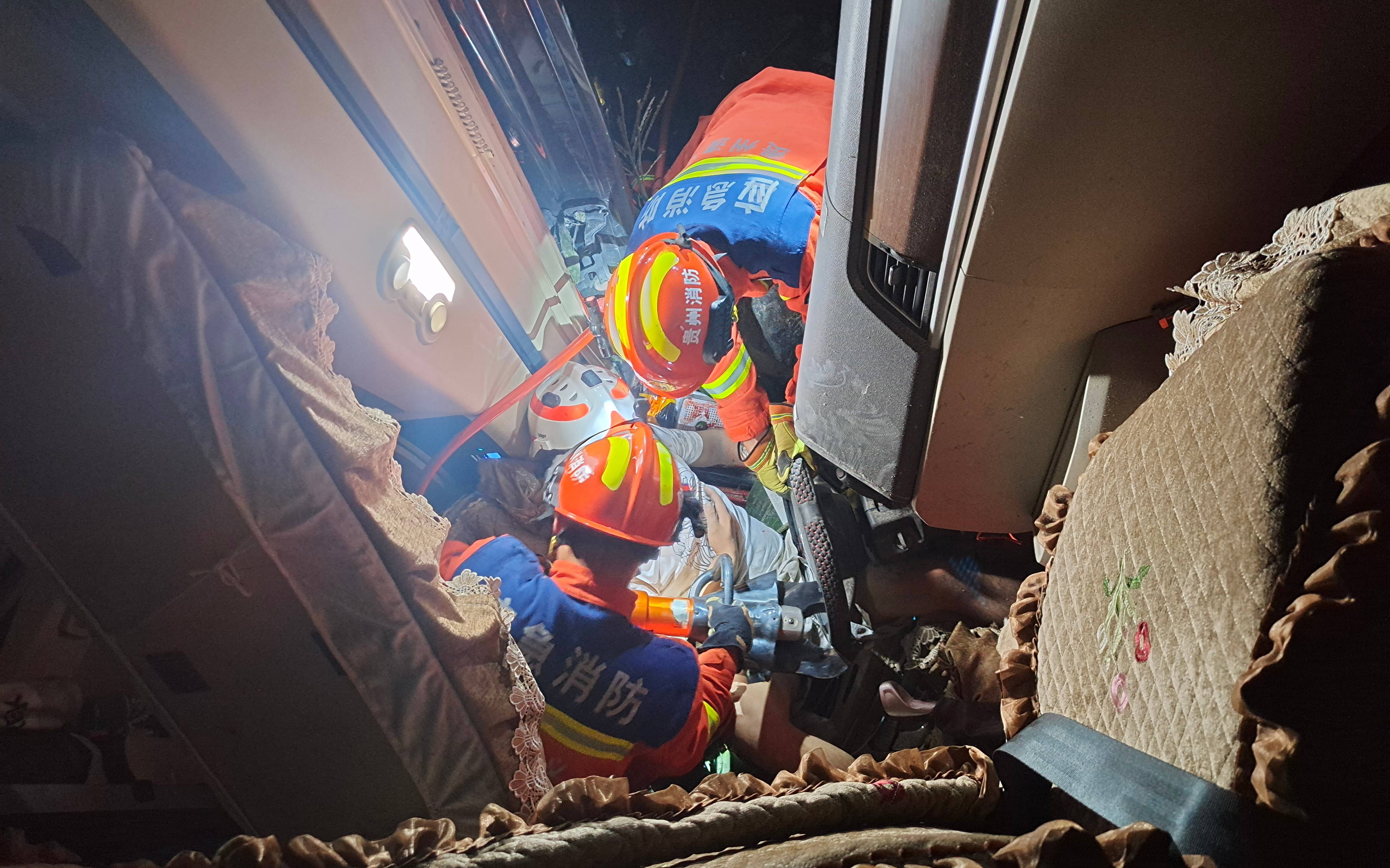 货车从高架上掉落摔变形 官方通报：驾驶员操作不当 无生命危险