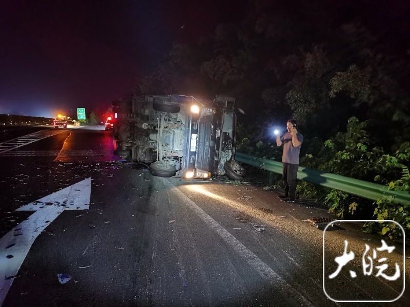 高速爆胎 男子一脚刹车失控翻车 这么做才对