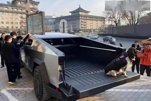 特斯拉Cybertruck库存大量积压！违规霸占商场停车场引热议