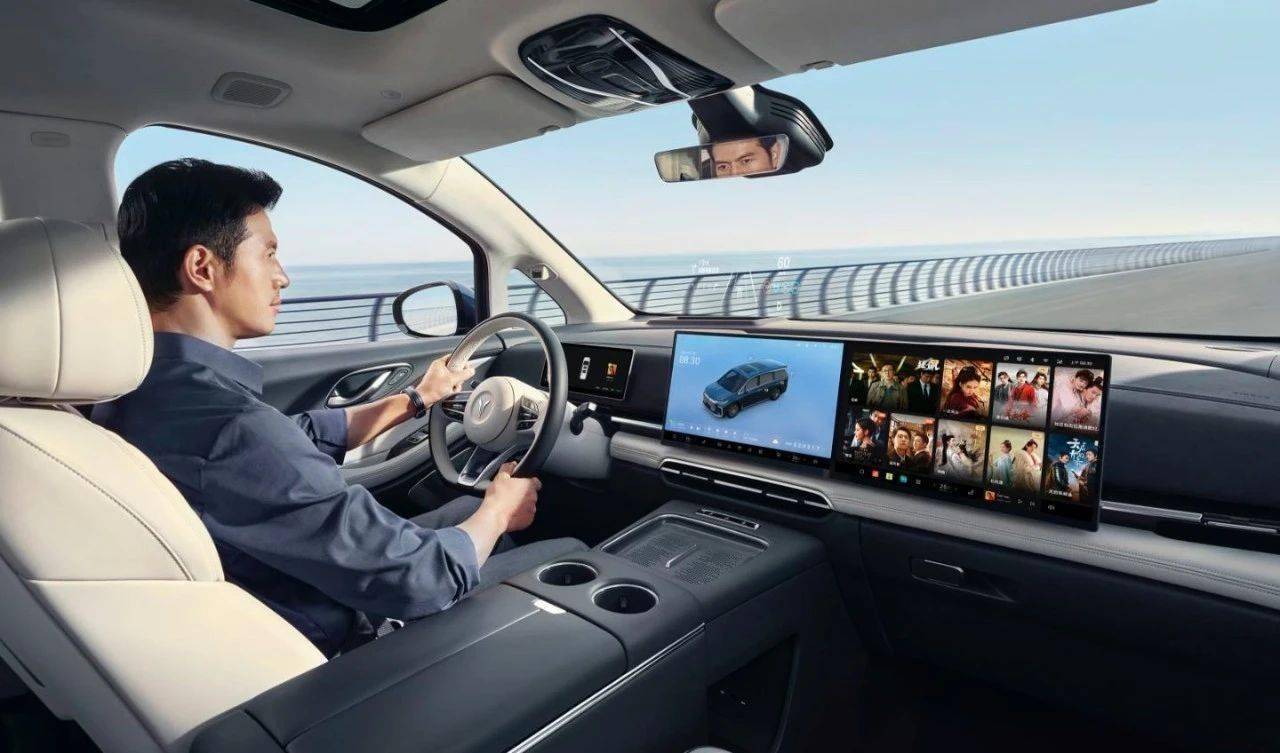 粤港澳车展：岚图FREE+内饰亮相 鸿蒙座舱Harmony Space 5系统