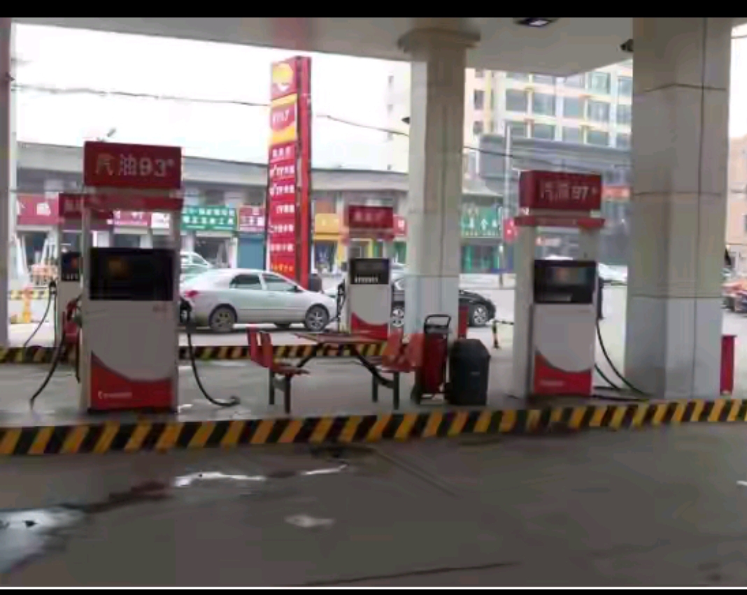 车主吐槽高速上充一度电近2元 比加油没太大优势！网友热议