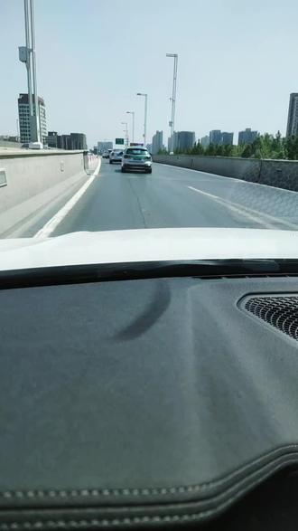 车主吐槽高速上充一度电近2元 比加油没太大优势！网友热议